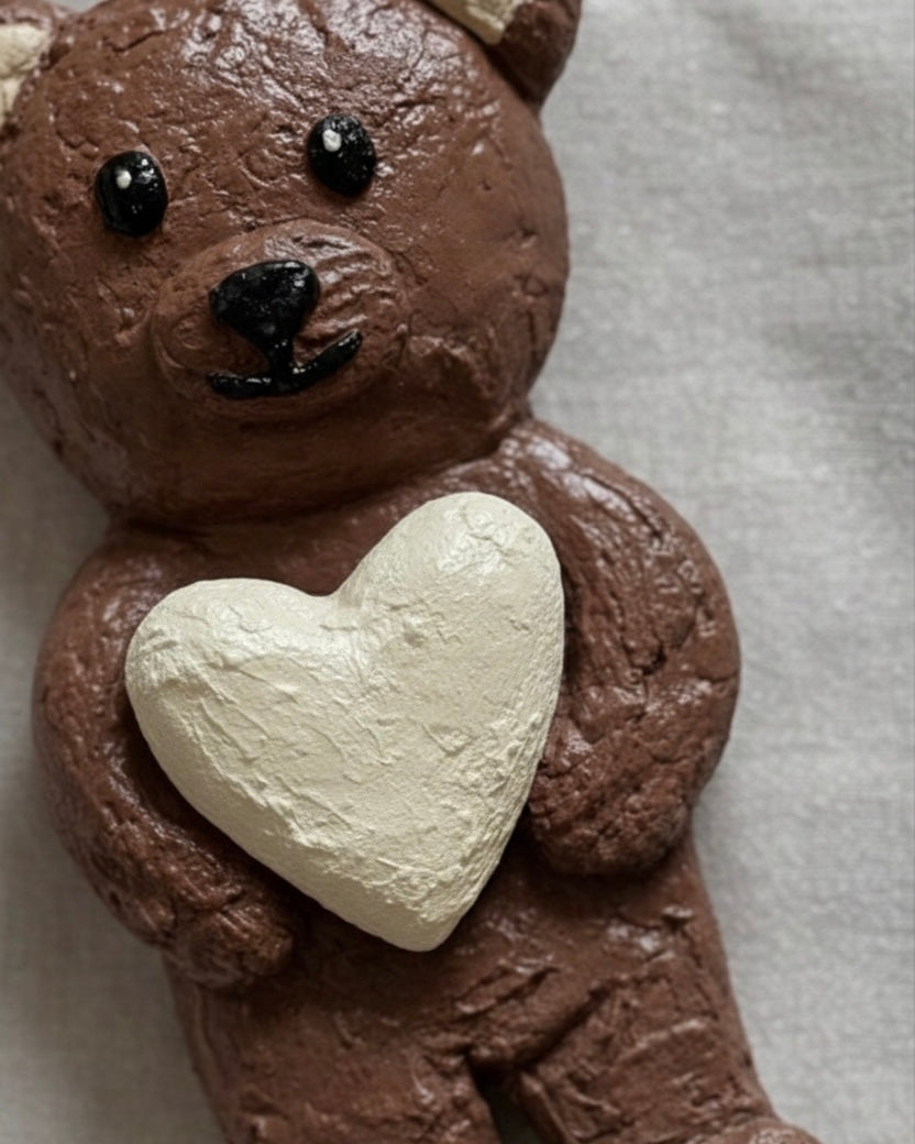 For Always Bear – handgemaakt reliëf wandobject voor de kinderkamer (liefdevol en zacht kunstwerk)