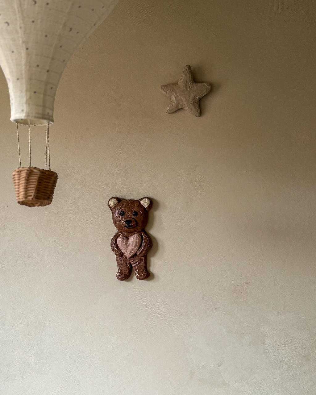 For Always Bear – handgemaakt reliëf wandobject voor de kinderkamer (liefdevol en zacht kunstwerk)