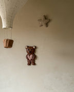 For Always Bear – handgemaakt reliëf wandobject voor de kinderkamer (liefdevol en zacht kunstwerk)