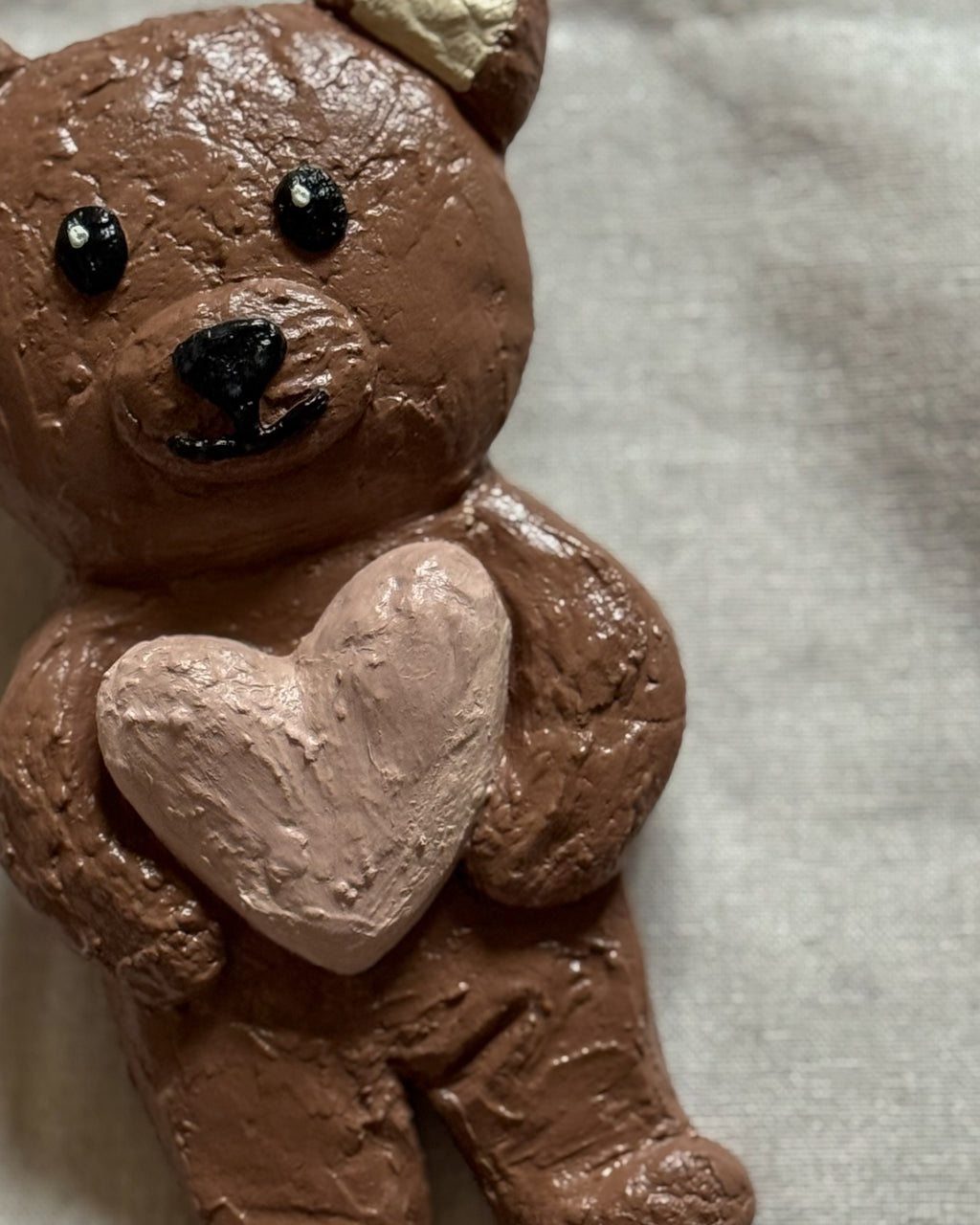 For Always Bear – handgemaakt reliëf wandobject voor de kinderkamer (liefdevol en zacht kunstwerk)