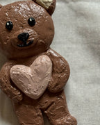 For Always Bear – handgemaakt reliëf wandobject voor de kinderkamer (liefdevol en zacht kunstwerk)