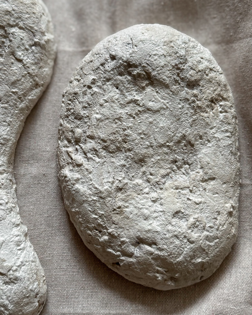 Soft Weight – abstract tweeluik in reliëf (gelaagd en aards wandobject)