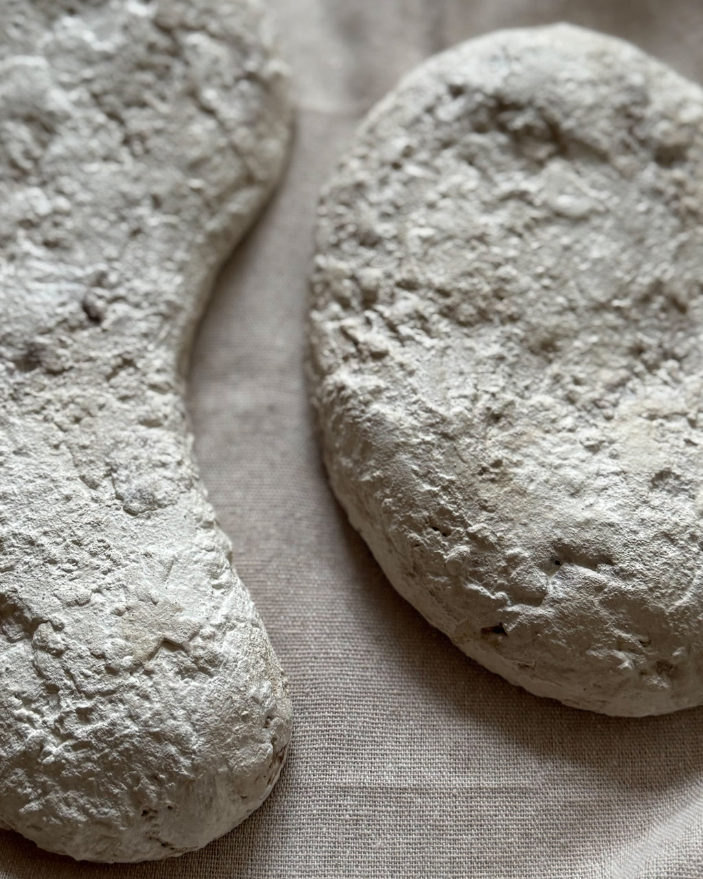 Soft Weight – abstract tweeluik in reliëf (gelaagd en aards wandobject)
