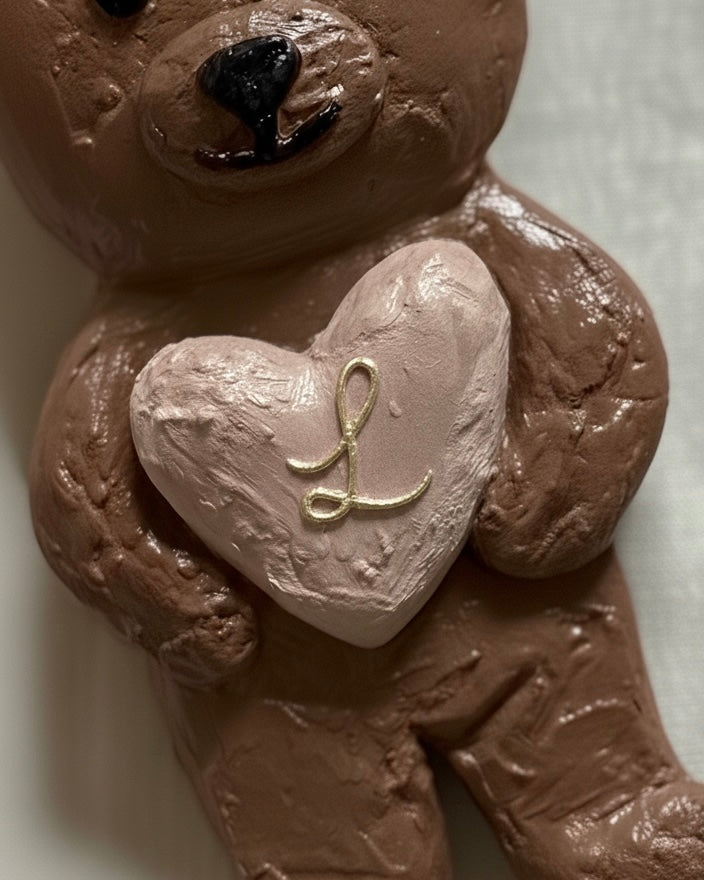 For Always Bear – handgemaakt reliëf wandobject voor de kinderkamer (liefdevol en zacht kunstwerk)