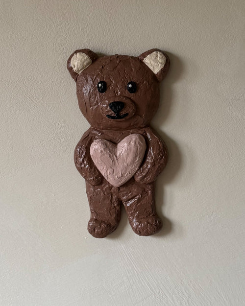 Handgemaakt 3D wandobject For Always Bear –een lief beertje met hart–van Studio Lamain aan de muur.