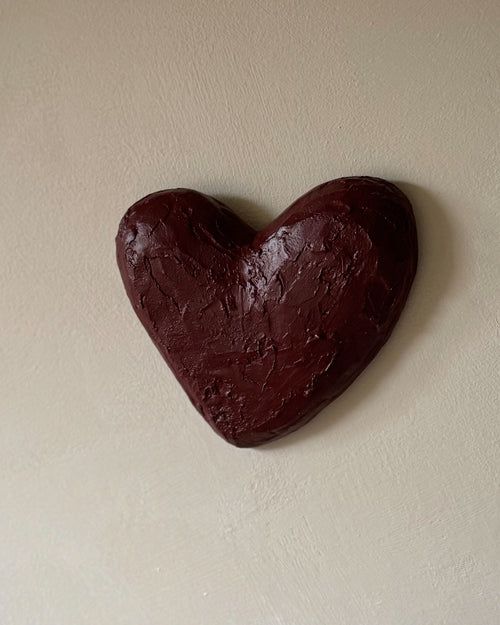 Handgemaakt hartvormig 3D wandobject imet textuur in bordeauxrood  -For Always van de LOve U serie- aan de muur.
