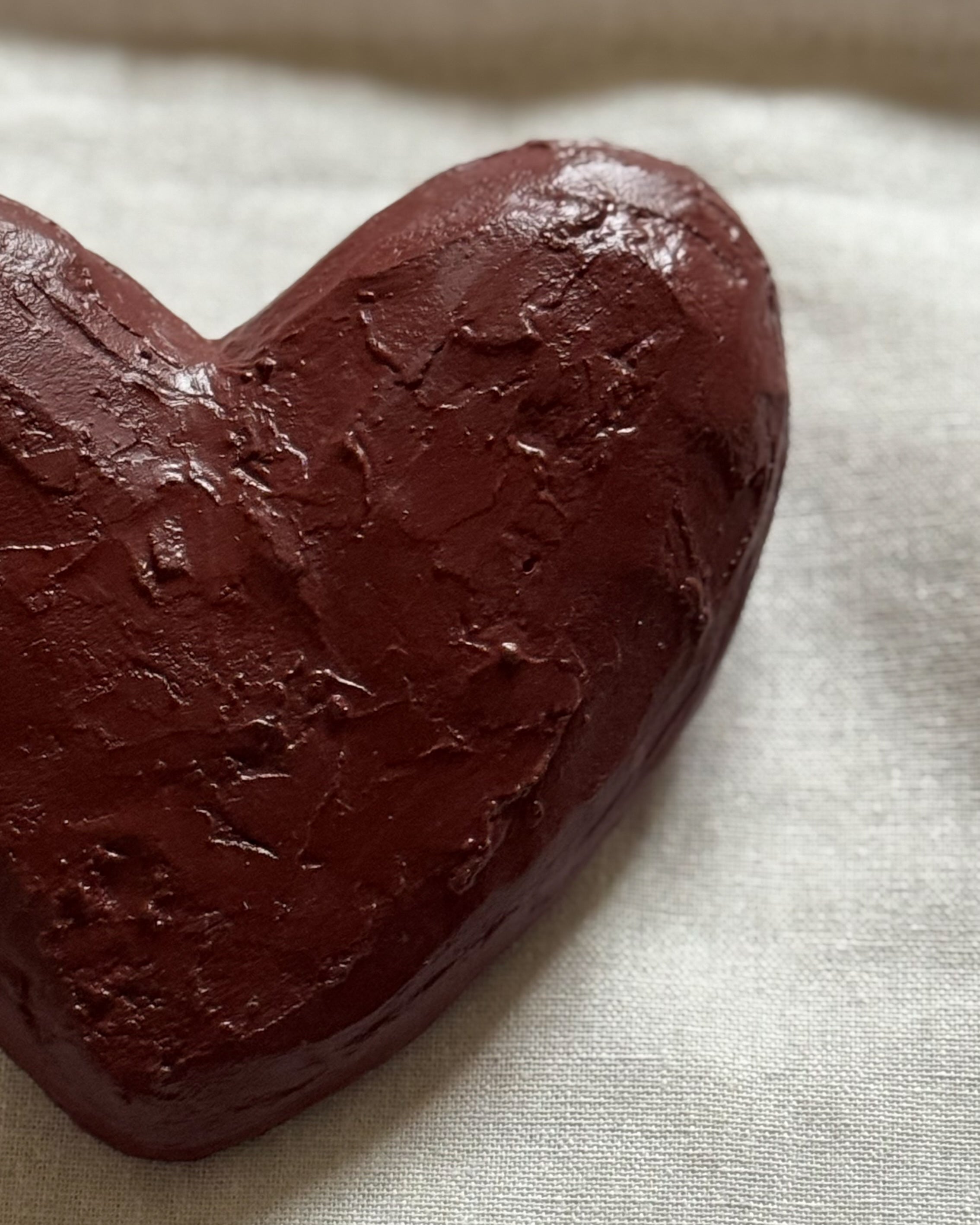 Detail van hartvormig 3D wandobject For Always van de LOve U serie van Studio Lamain in bordeauxrood.