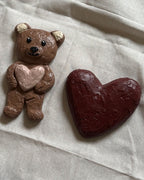 Handgemaakt hartvormig 3D wandobject For Always in bordeauxrood en For Always Bear van de LOve U serie van Studio Lamain.