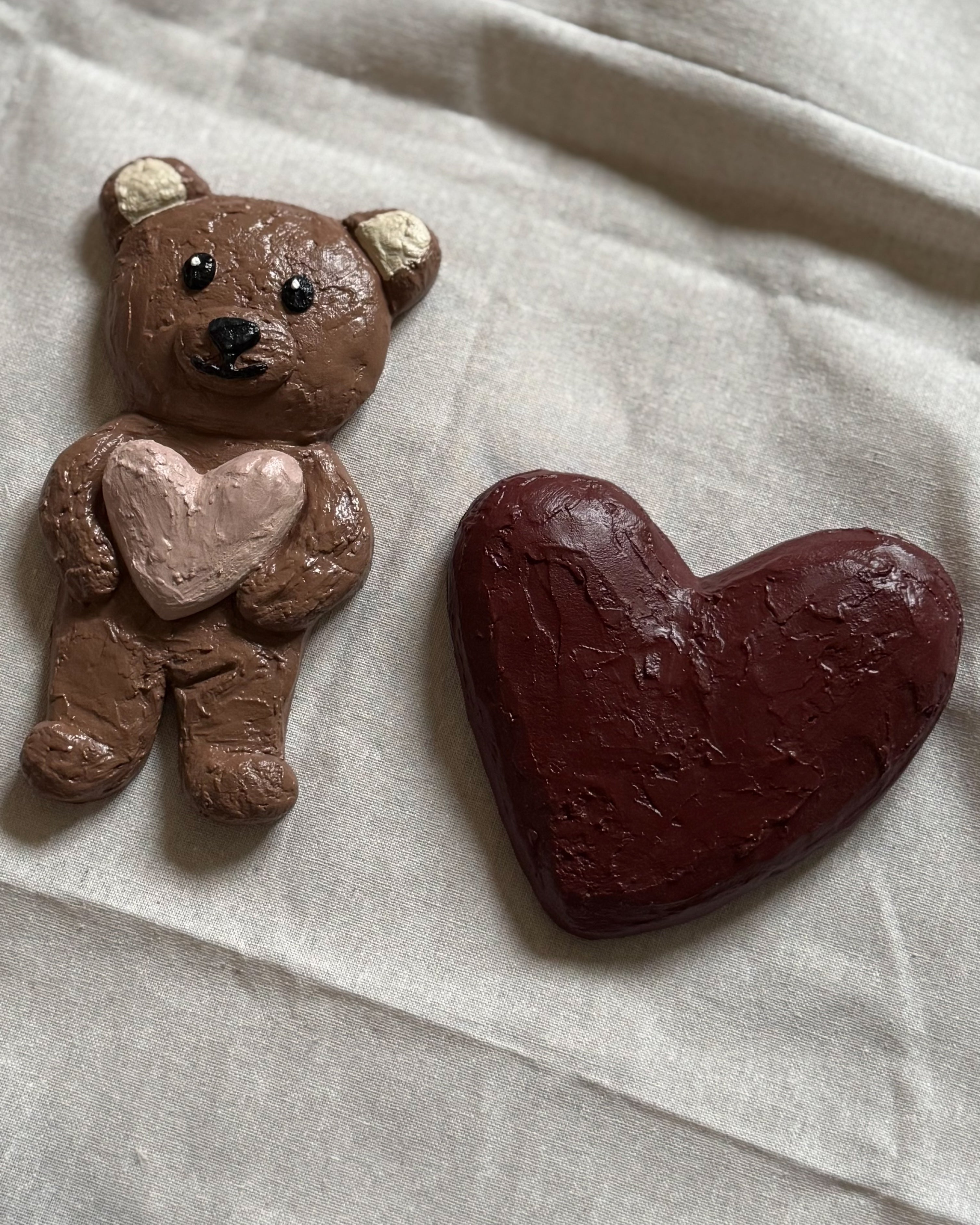 Handgemaakt hartvormig 3D wandobject For Always in bordeauxrood en For Always Bear van de LOve U serie van Studio Lamain.