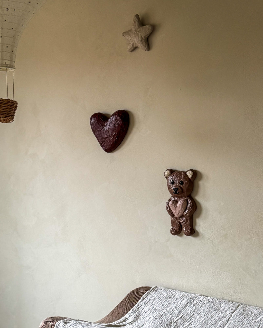 Handgemaakt hartvormig 3D wandobject For Always met For Always Bear en ster van Studio Lamain op een kinderkamer.