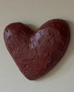 Hartvormig 3D wandobject For Always van de LOve U serie van Studio Lamain in bordeauxrood aan de muur.