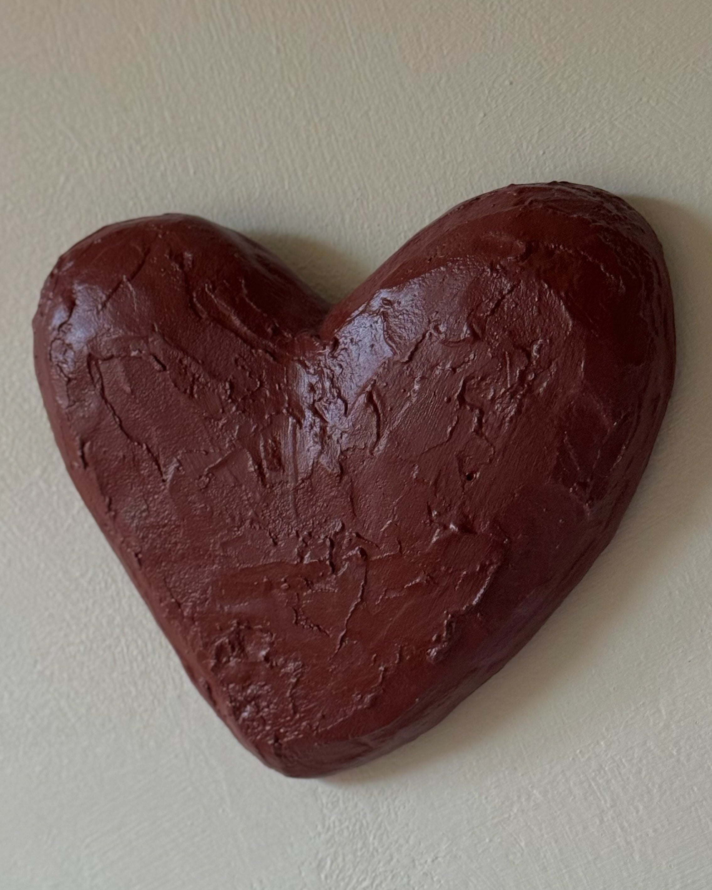 Hartvormig 3D wandobject For Always van de LOve U serie van Studio Lamain in bordeauxrood aan de muur.