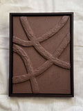 Abstract reliëf kunstwerk in chocoladebruin met houten lijst, organische lijnen en natuurlijke textuur, passend in een Japandi of wabi-sabi interieur, handgemaakt door Studio Lamain.