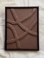 Abstract reliëf kunstwerk in chocoladebruin met houten lijst, organische lijnen en natuurlijke textuur, passend in een Japandi of wabi-sabi interieur, handgemaakt door Studio Lamain.