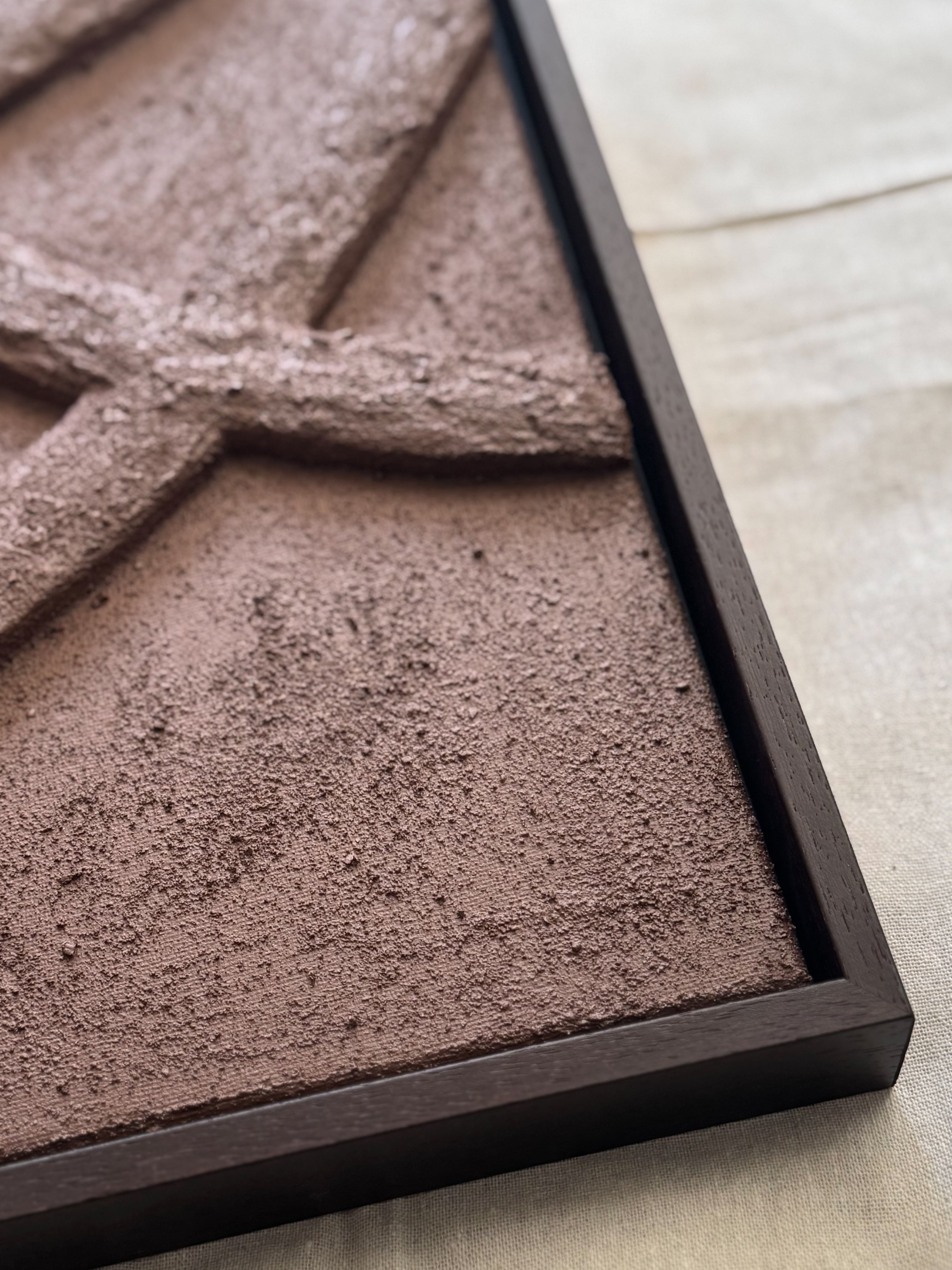 Detail van abstract reliëf kunstwerk in chocoladebruin met organische lijnen en fijne structuur, handgemaakt door Studio Lamain.
