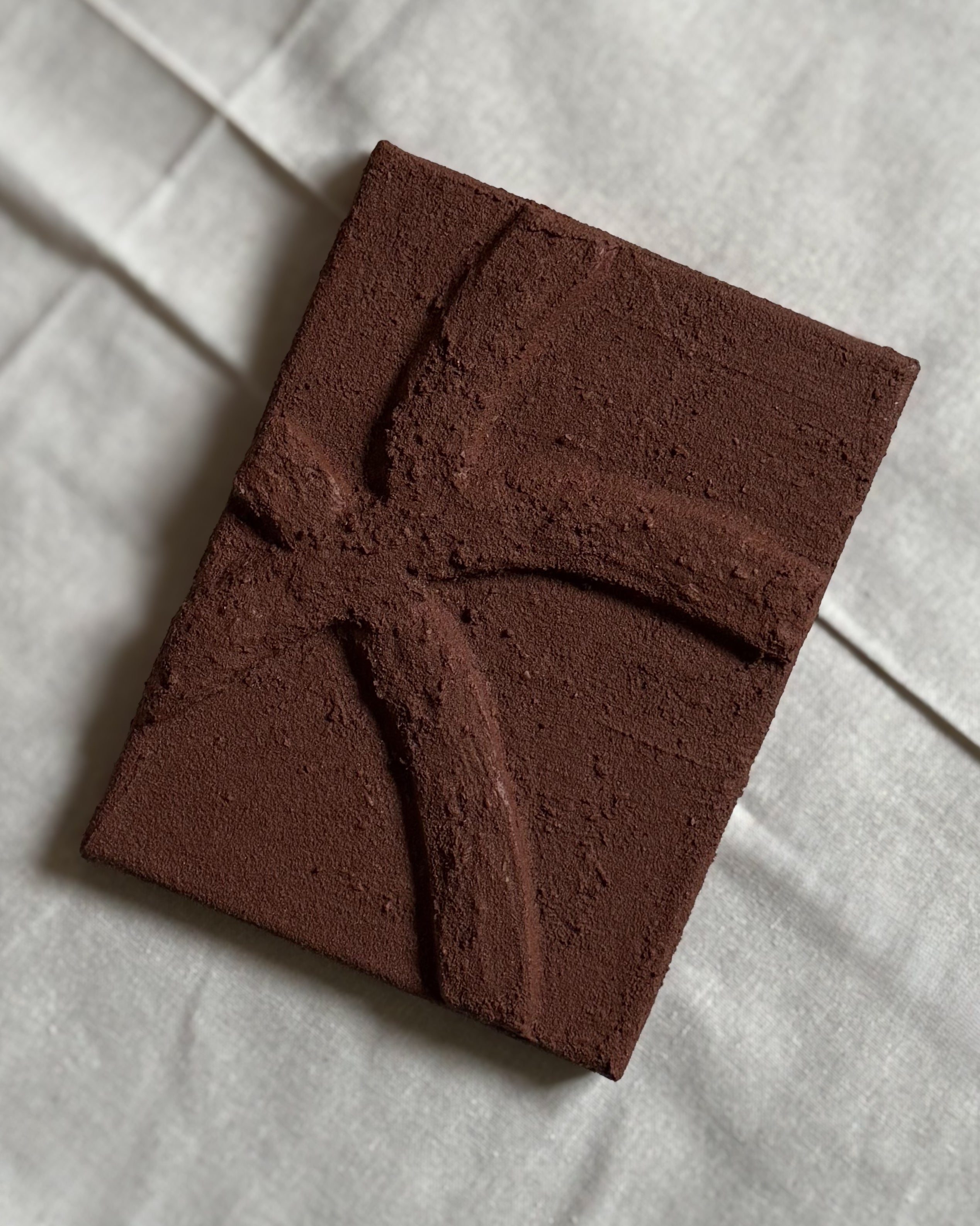 Een abstract chocoladebruin kunstwerk met organische lijnen en voelbare structuur – handgemaakt door Studio Lamain.