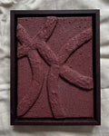Abstract reliëf kunstwerk in bordeauxrood met houten lijst, organische lijnen en natuurlijk textuur, handgemaakt door Studio Lamain.