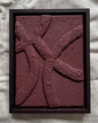 Abstract reliëf kunstwerk in bordeauxrood met houten lijst, organische lijnen en natuurlijk textuur, handgemaakt door Studio Lamain.