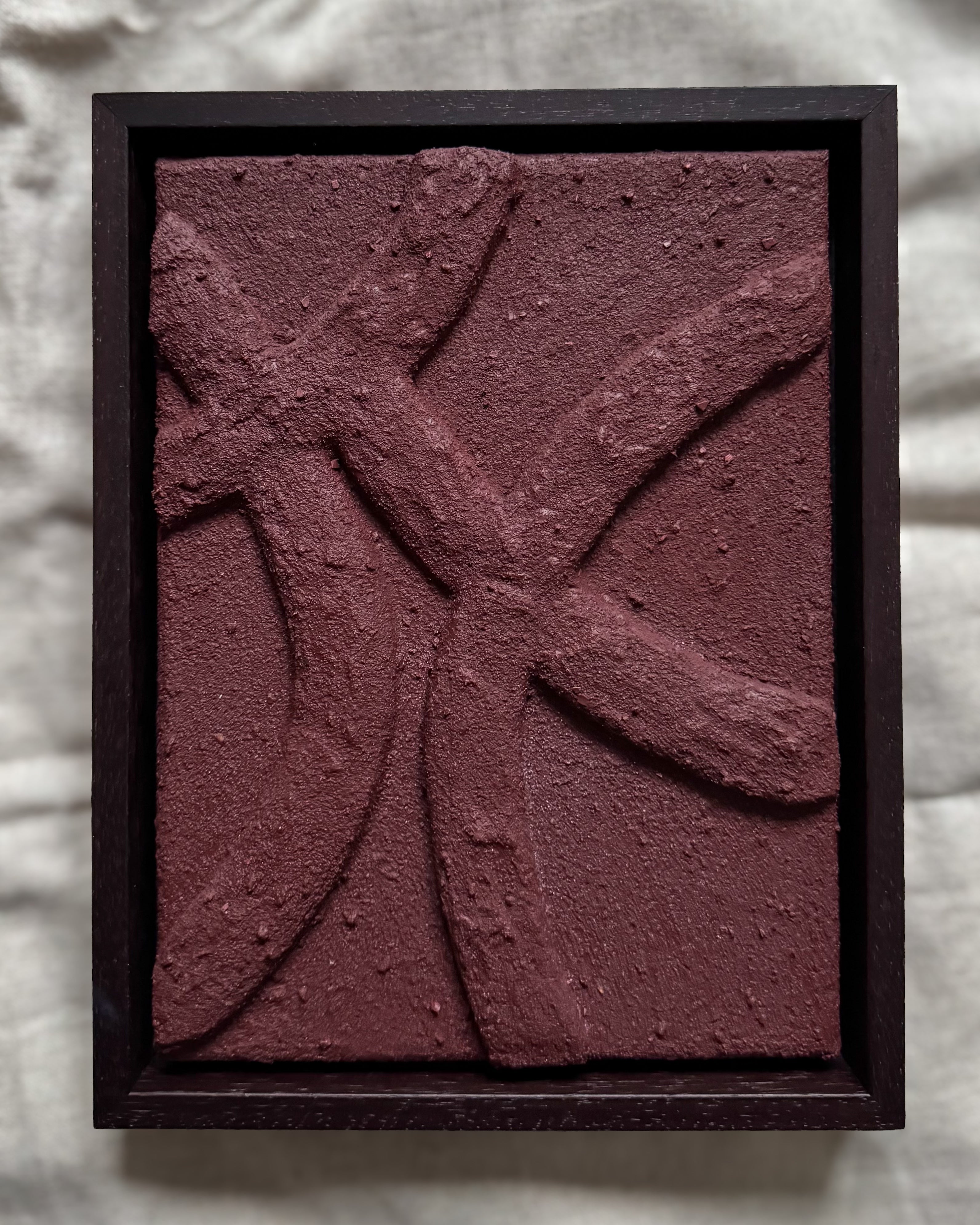 Abstract reliëf kunstwerk in bordeauxrood met houten lijst, organische lijnen en natuurlijk textuur, handgemaakt door Studio Lamain.