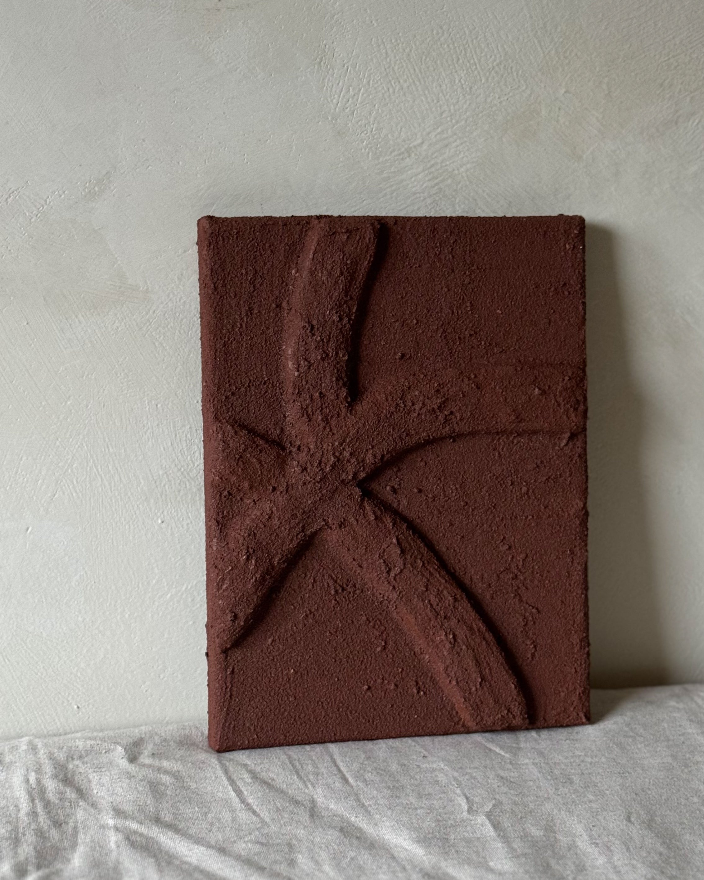 Een abstract handgemaakt kunstwerk met organische lijnen en voelbare structuur in chocoladebruin van Studio Lamain.