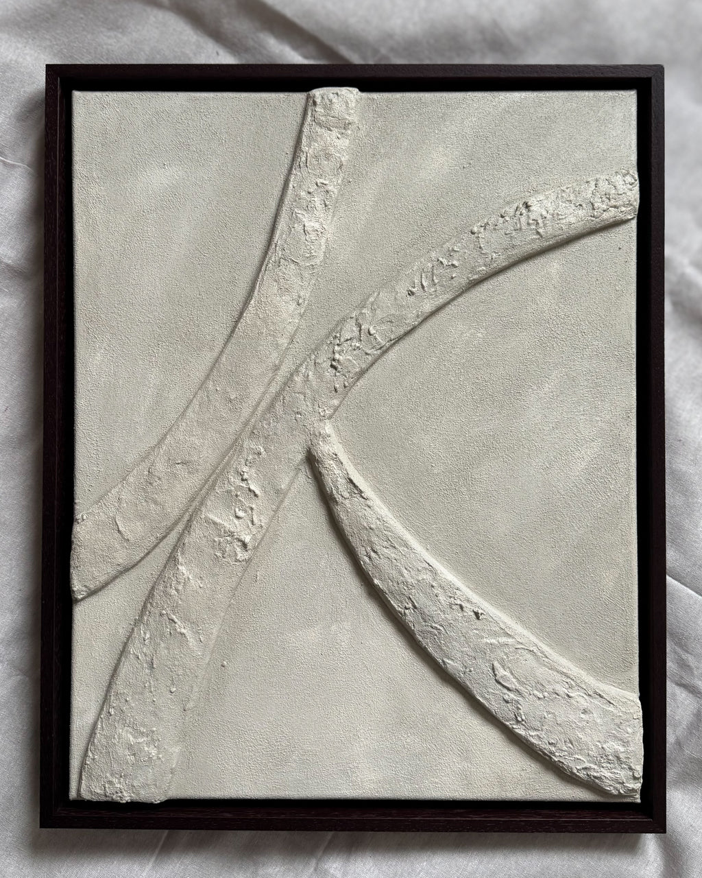 Abstract reliëf kunstwerk in zandkleur met houten lijst, organische lijnen en natuurlijke textuur, voor een Japandi en wabi-sabi interieur, handgemaakt door Studio Lamain.