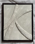 Abstract reliëf kunstwerk in zandkleur met houten lijst, organische lijnen en natuurlijke textuur, voor een Japandi en wabi-sabi interieur, handgemaakt door Studio Lamain.