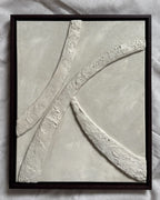 Abstract reliëf kunstwerk in zandkleur met houten lijst, organische lijnen en natuurlijke textuur, voor een Japandi en wabi-sabi interieur, handgemaakt door Studio Lamain.