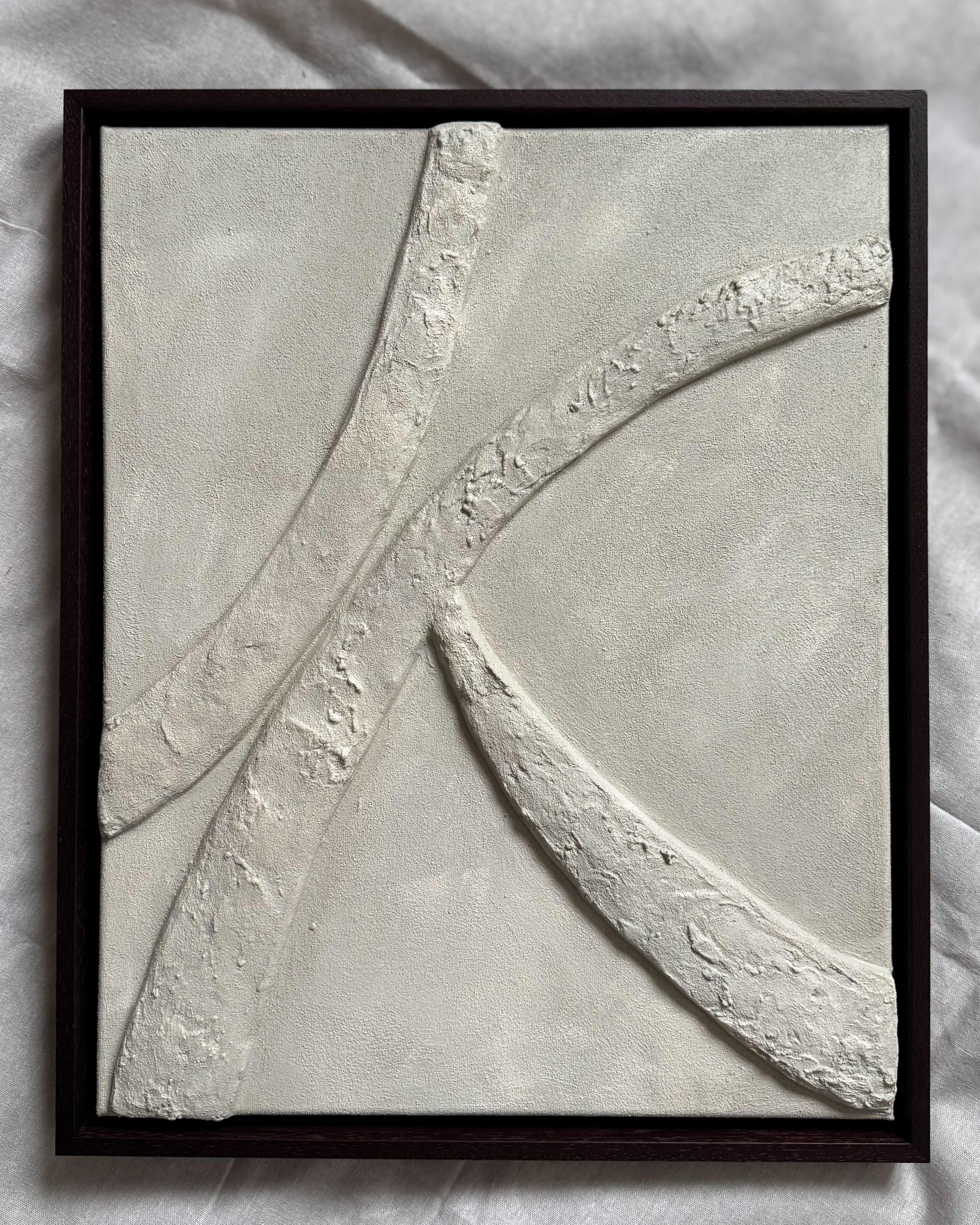 Abstract reliëf kunstwerk in zandkleur met houten lijst, organische lijnen en natuurlijke textuur, handgemaakt door Studio Lamain.