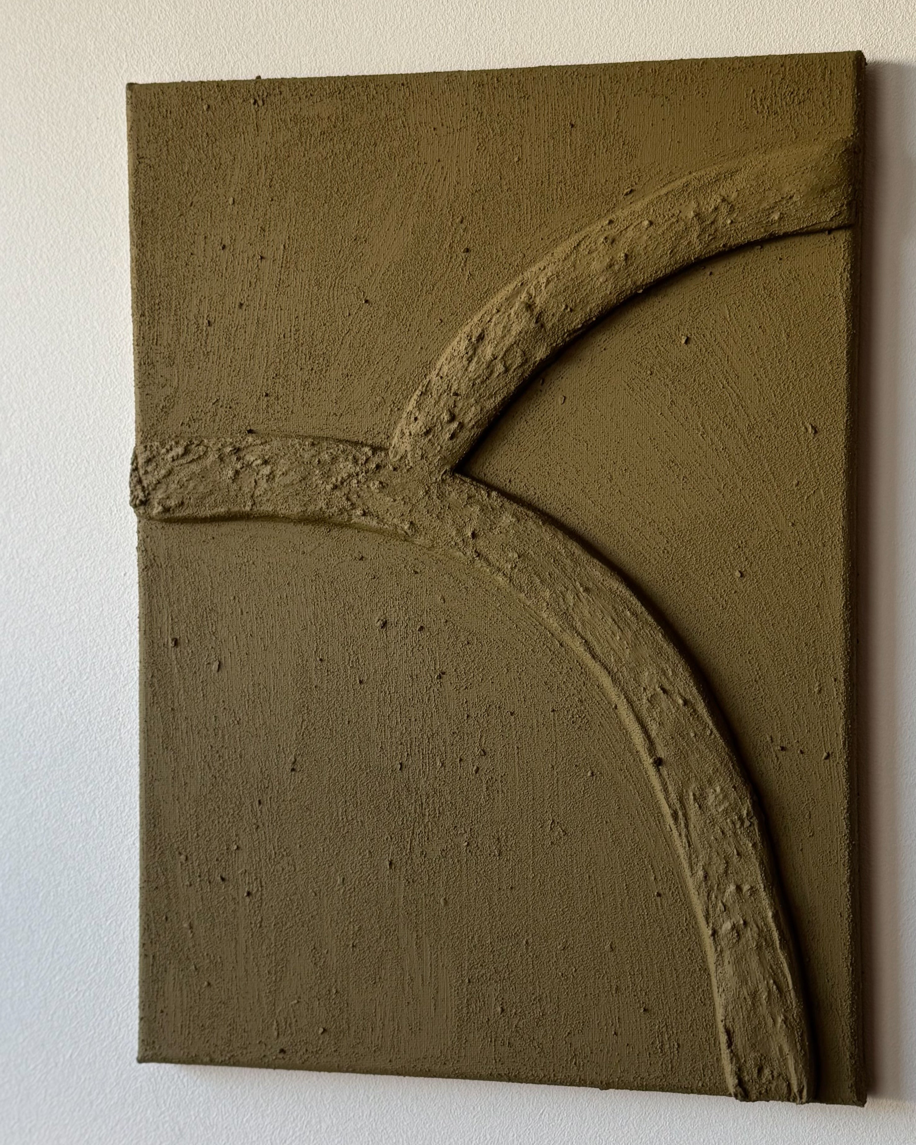 Abstract reliëf kunstwerk in olijfgroene kleur met organische lijnen en natuurlijke textuur, handgemaakt door Studio Lamain aan de muur.