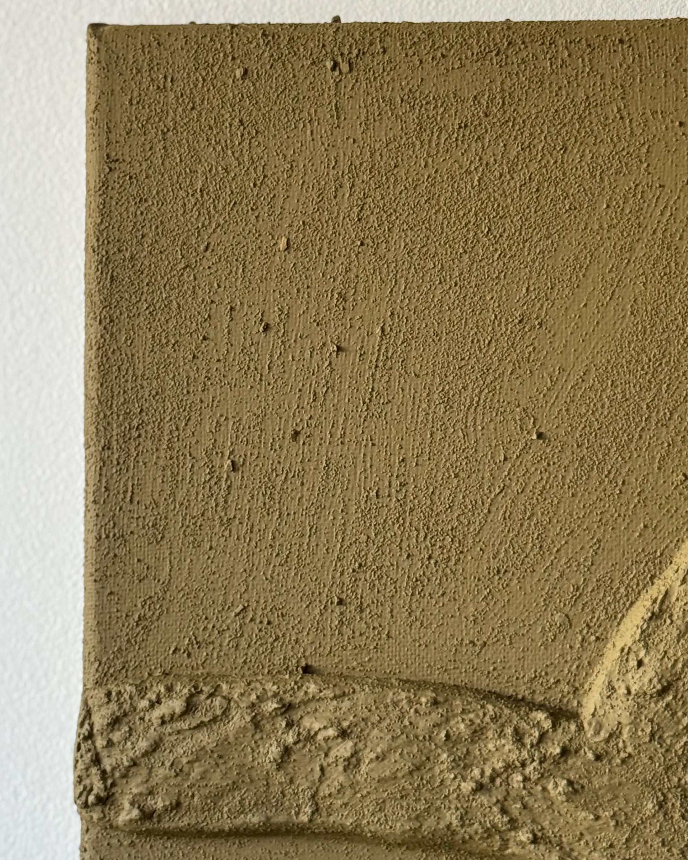 Detail van abstract reliëf kunstwerk in olijfgroene kleur met organische lijnen en natuurlijke textuur, handgemaakt door Studio Lamain.