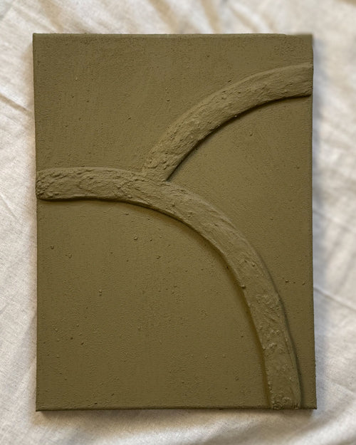 Abstract reliëf kunstwerk in olijfgroene kleur met organische lijnen en natuurlijke textuur, handgemaakt door Studio Lamain.