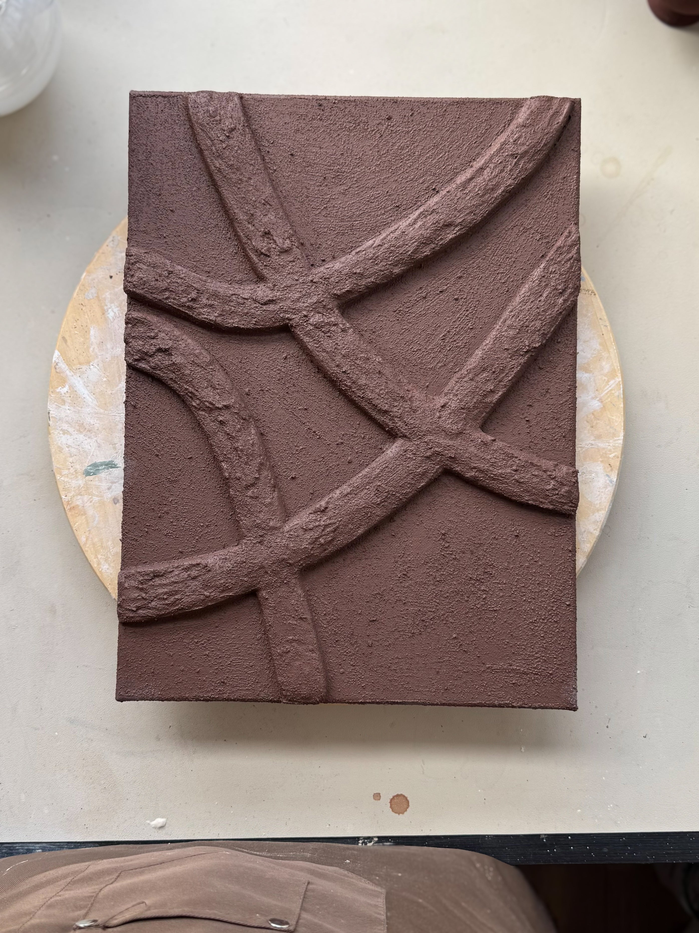 Chocoladebruin reliëf kunstwerk, met organische vormen en natuurlijke textuur, handgemaakt door Studio Lamain.