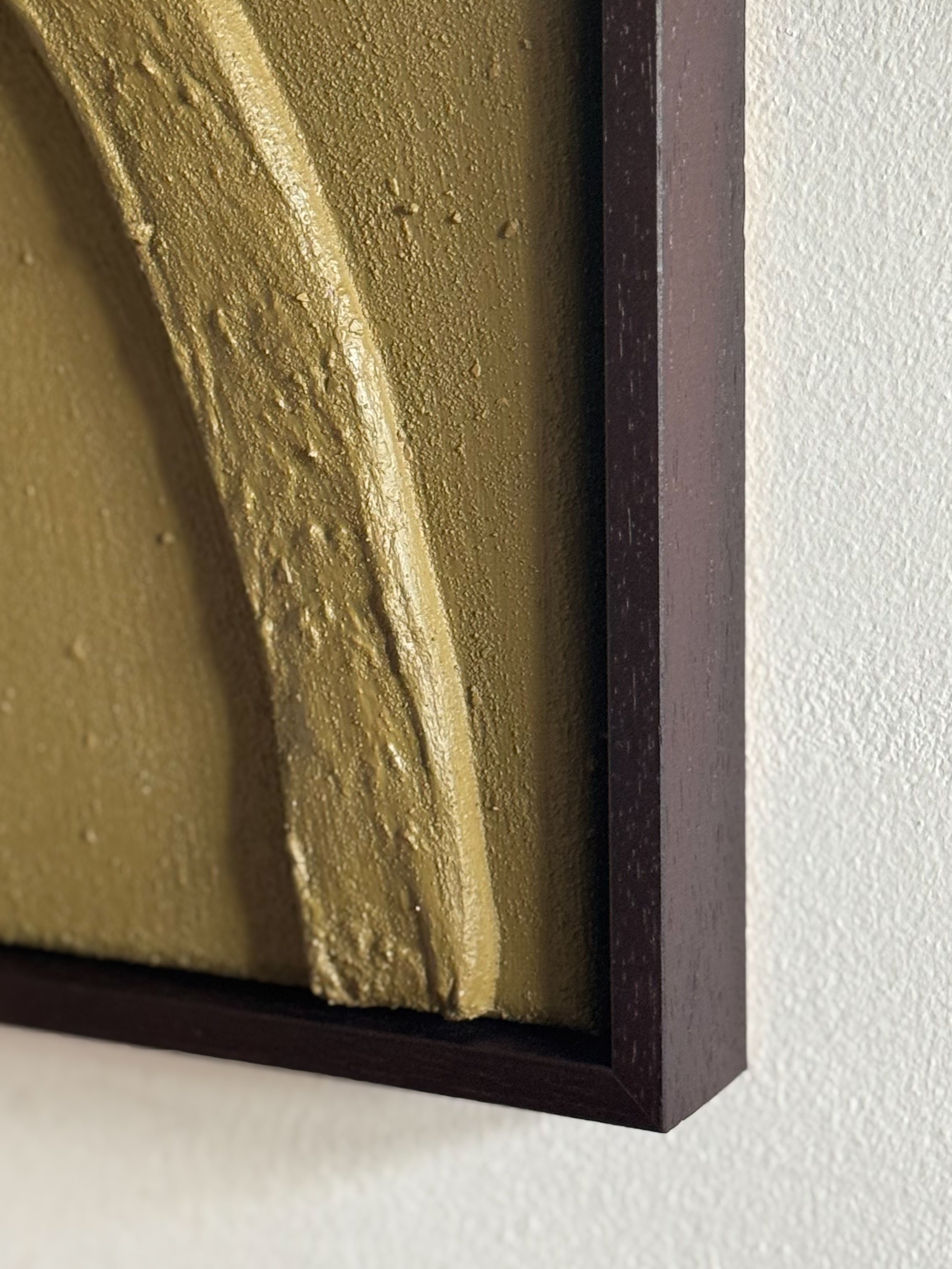 Detail van olijfgroen reliëf kunstwerk met natuurlijke textuur en organische vorm, handgemaakt door Studio Lamain.