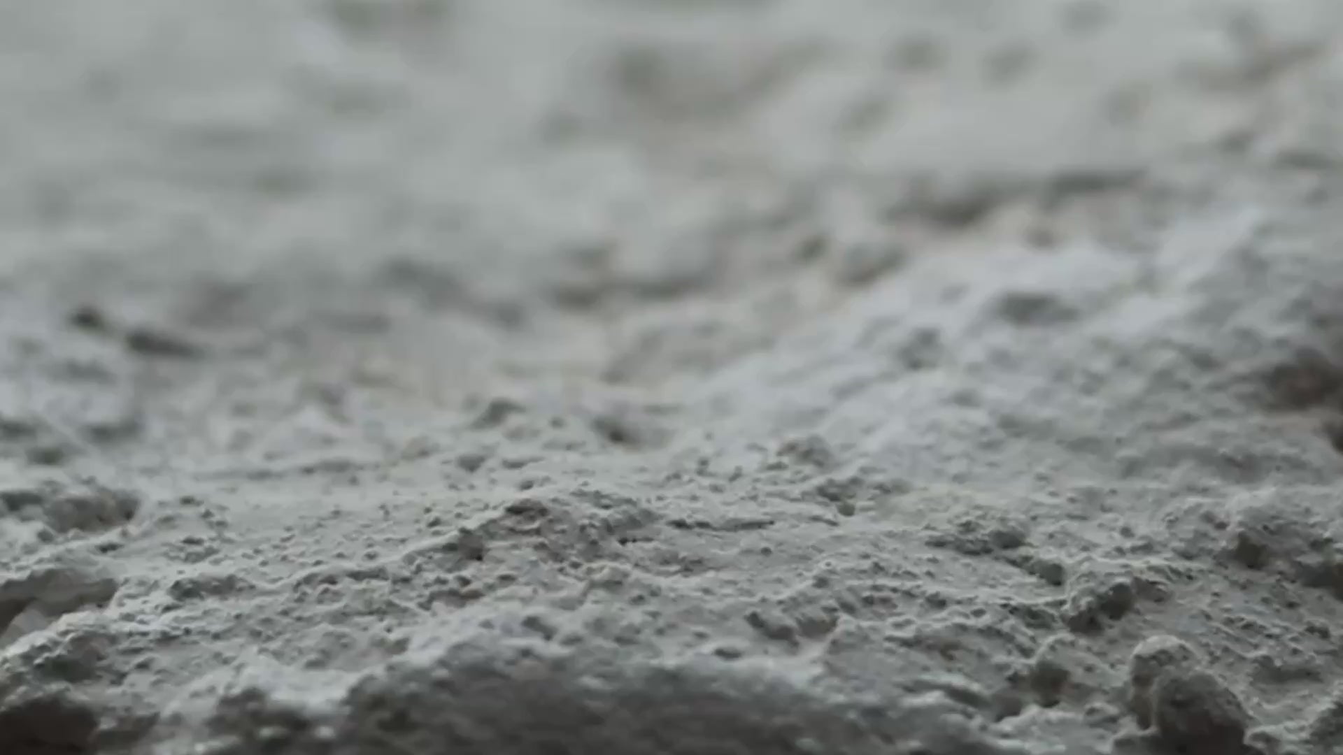 Video waarin een kwast het reliëf van het Raw Silence Soft Weight kunstwerk aanraakt met een natte kwast.