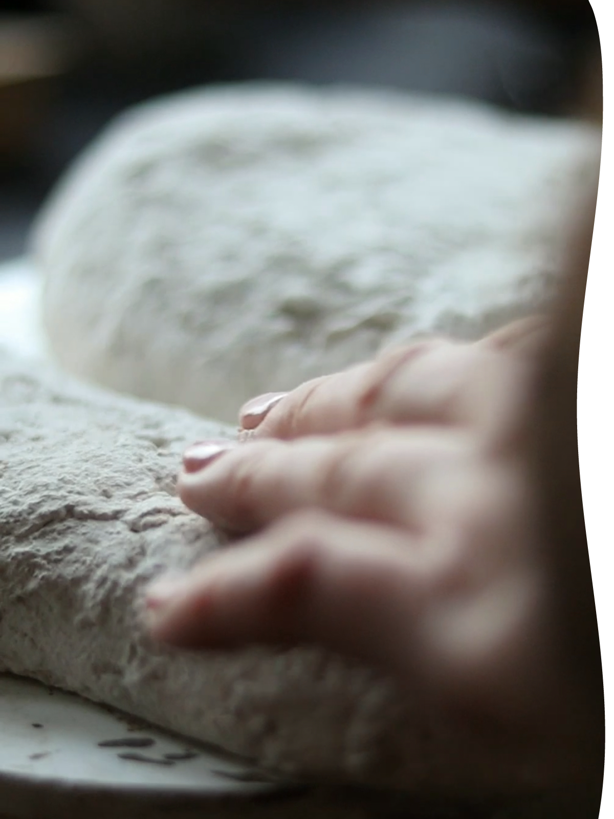 Detail van Raw Silence Soft Weight tweeluik kunstwerk met hand die de ruwe textuur aanraakt – handgemaakt werk van Studio Lamain