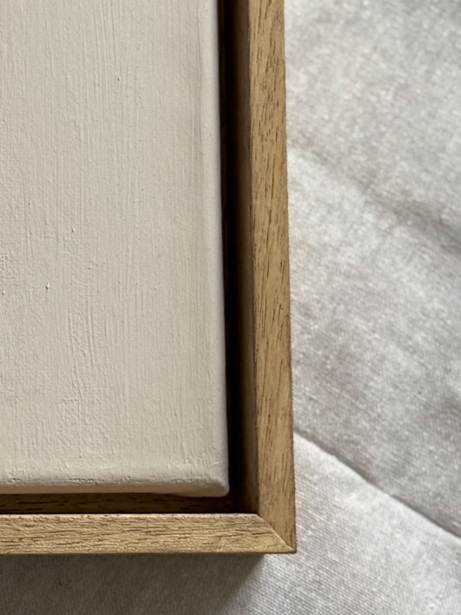 Een koele eiken houten baklijst voor de handgemaakte textuur kunstwerken van Studio Lamain.