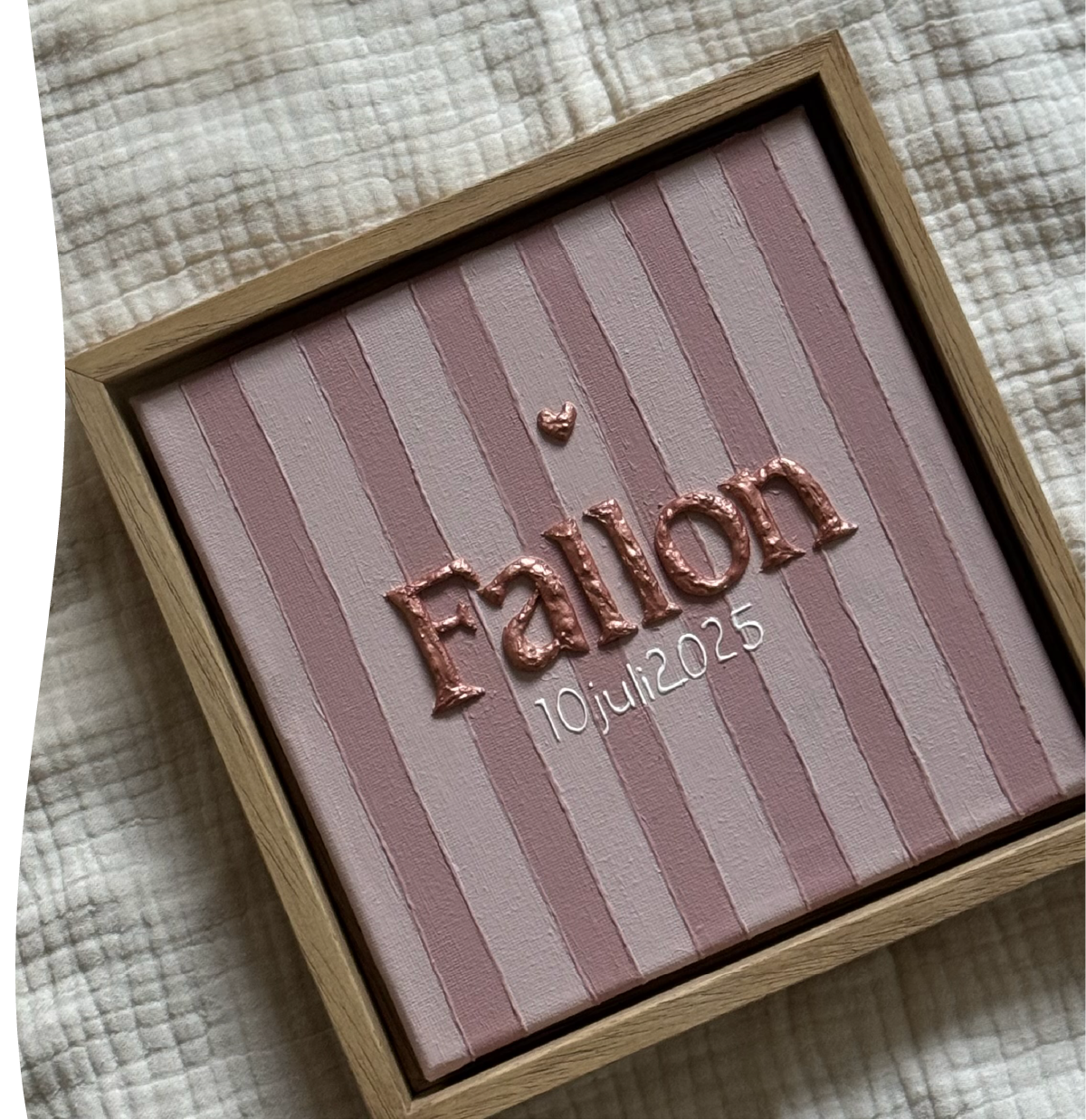 van geboortekaartje naar reliëfkunstwerk voor Fallon in oudroze