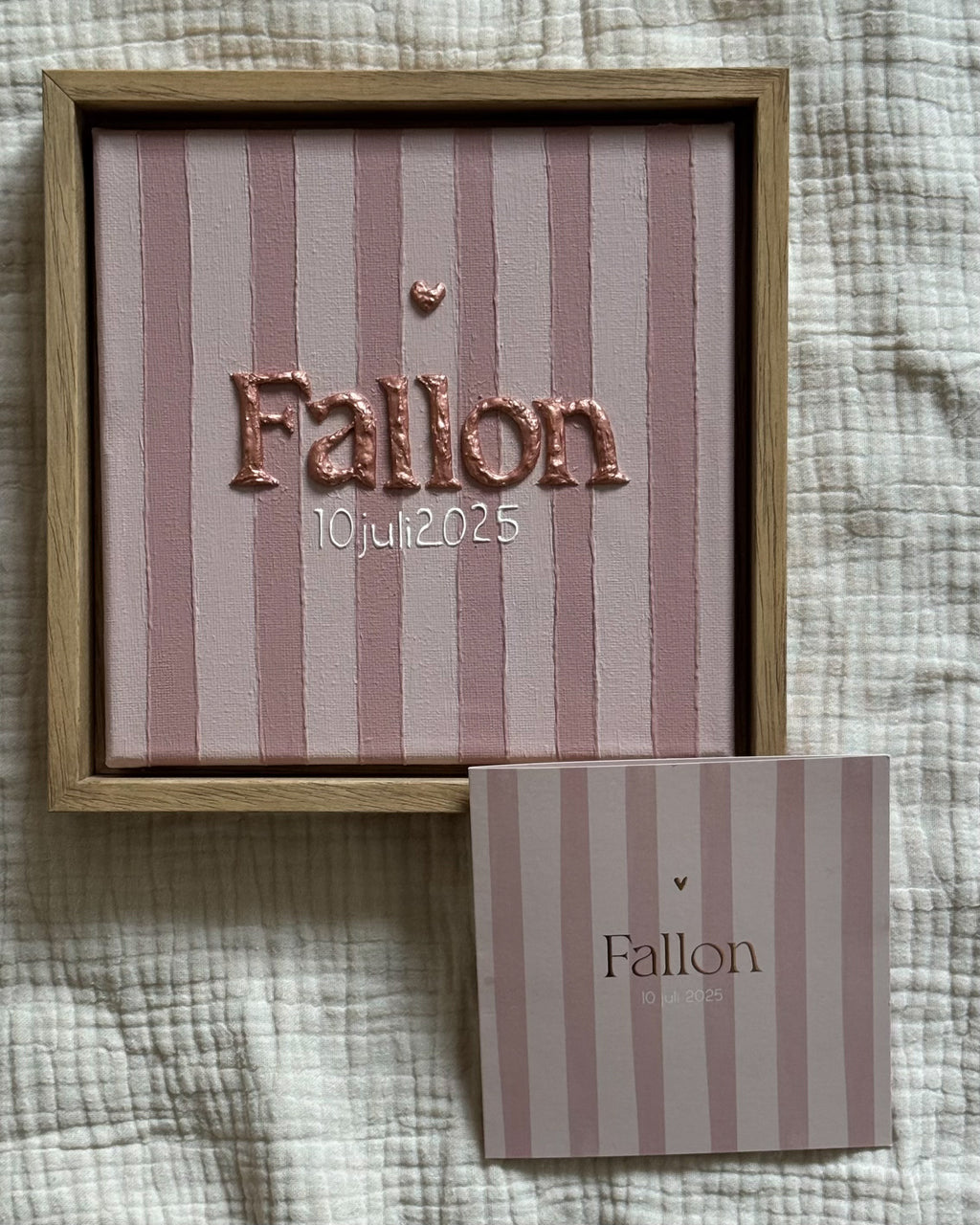 Reliëfkunstwerk voor Fallon gebaseerd op haar geboortekaartje in oudroze tinten met handgemaakte lijst.