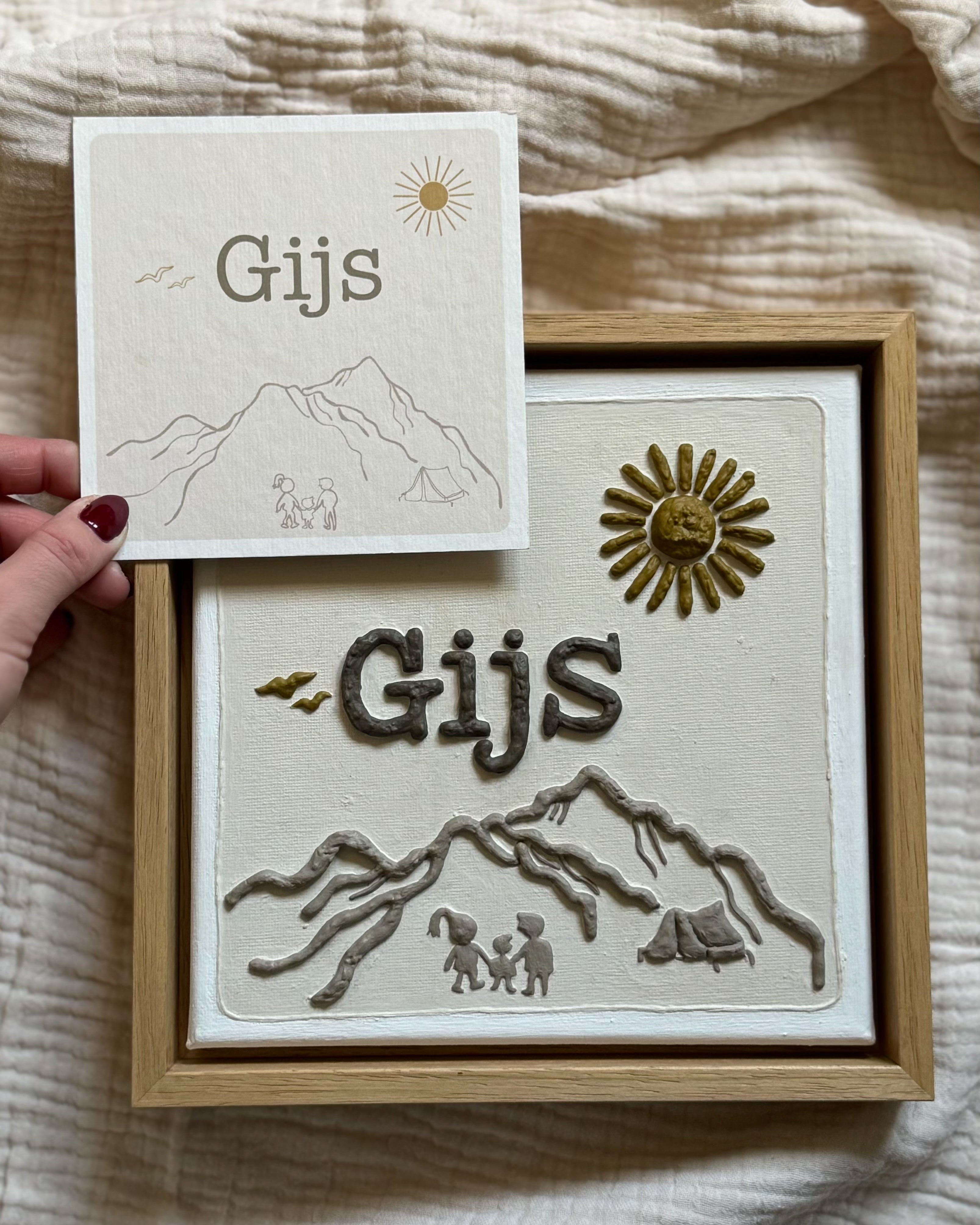Handgemaakt reliëfkunstwerk met naam Gijs, gebaseerd op zijn geboortekaartje, met bergen, zon en tentje in zachte aardetinten.