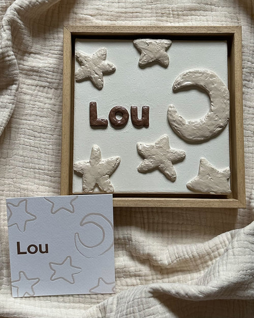 Handgemaakt reliëfkunstwerk met naam Lou, gebaseerd op zijn geboortekaartje met sterren en de maan in zachte aardetinten.