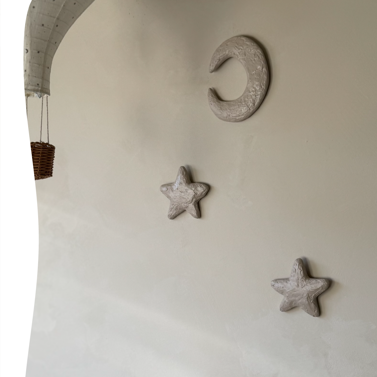 Handgemaakte maan en sterren wanddecoratie uit de LOve U serie van Studio Lamain op een kinderkamer.