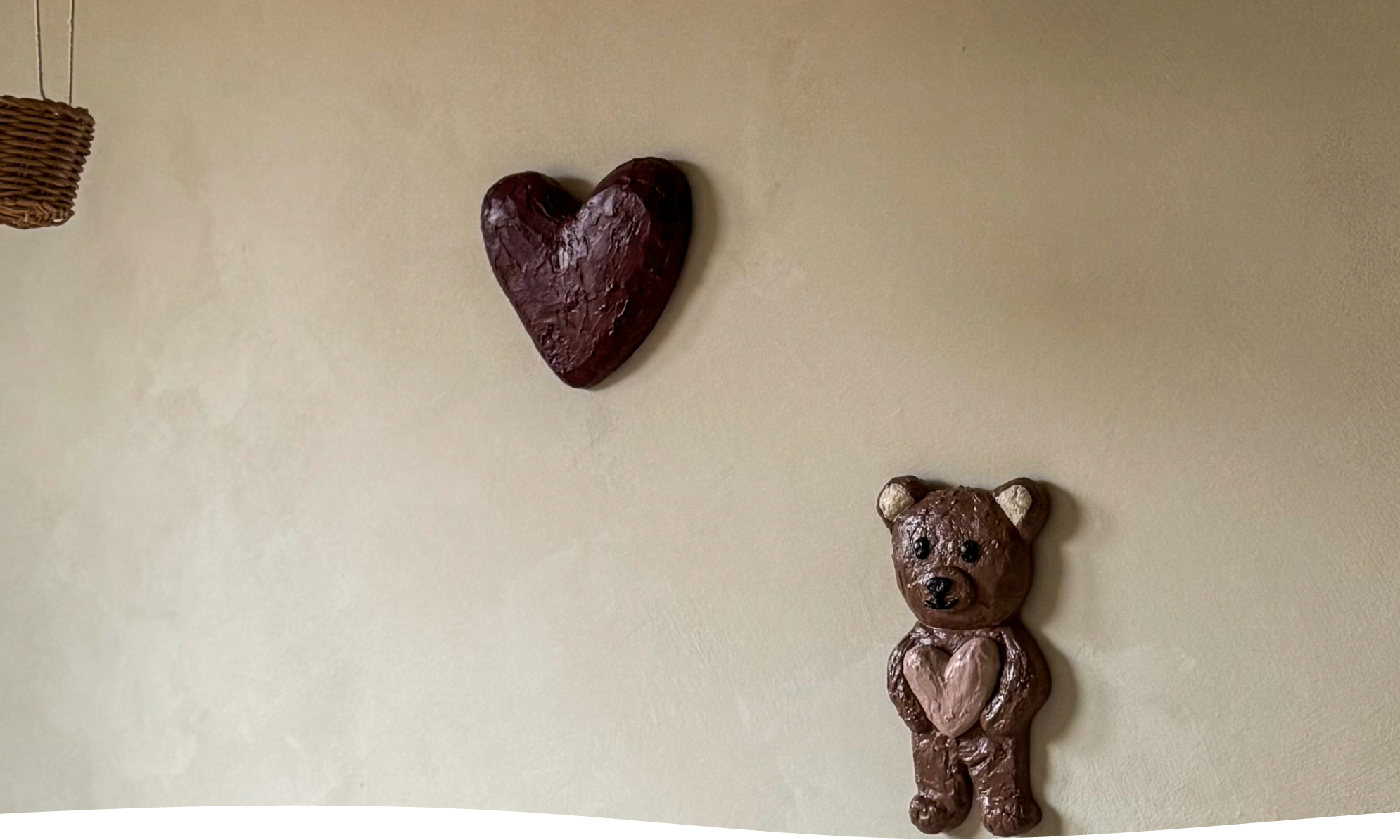 Een hart en beer (For Always en For Always Bear) uit de LOve U serie van Studio Lamain. Handgemaakte wandobjecten in 3D in rustige kleuren voor de kinderkamer.
