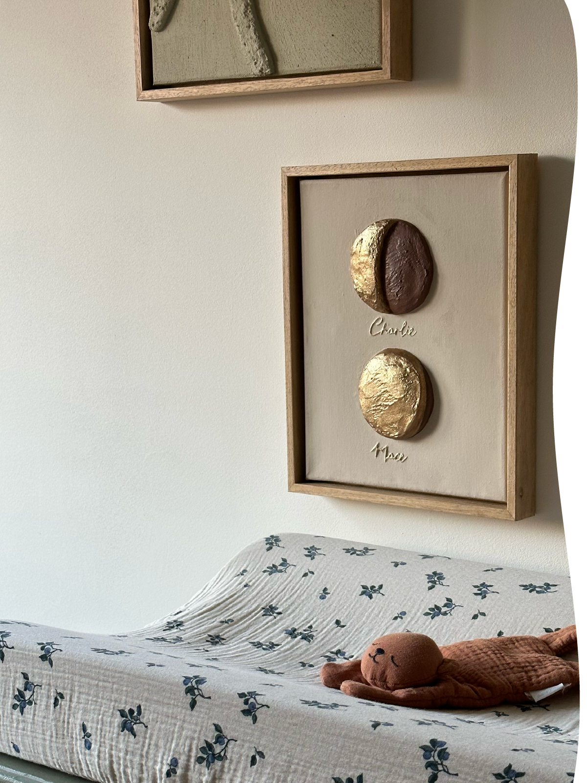 Maanfase-kunstwerk in reliëf voor Charlie en Mace aan muur – de maan op jouw dag