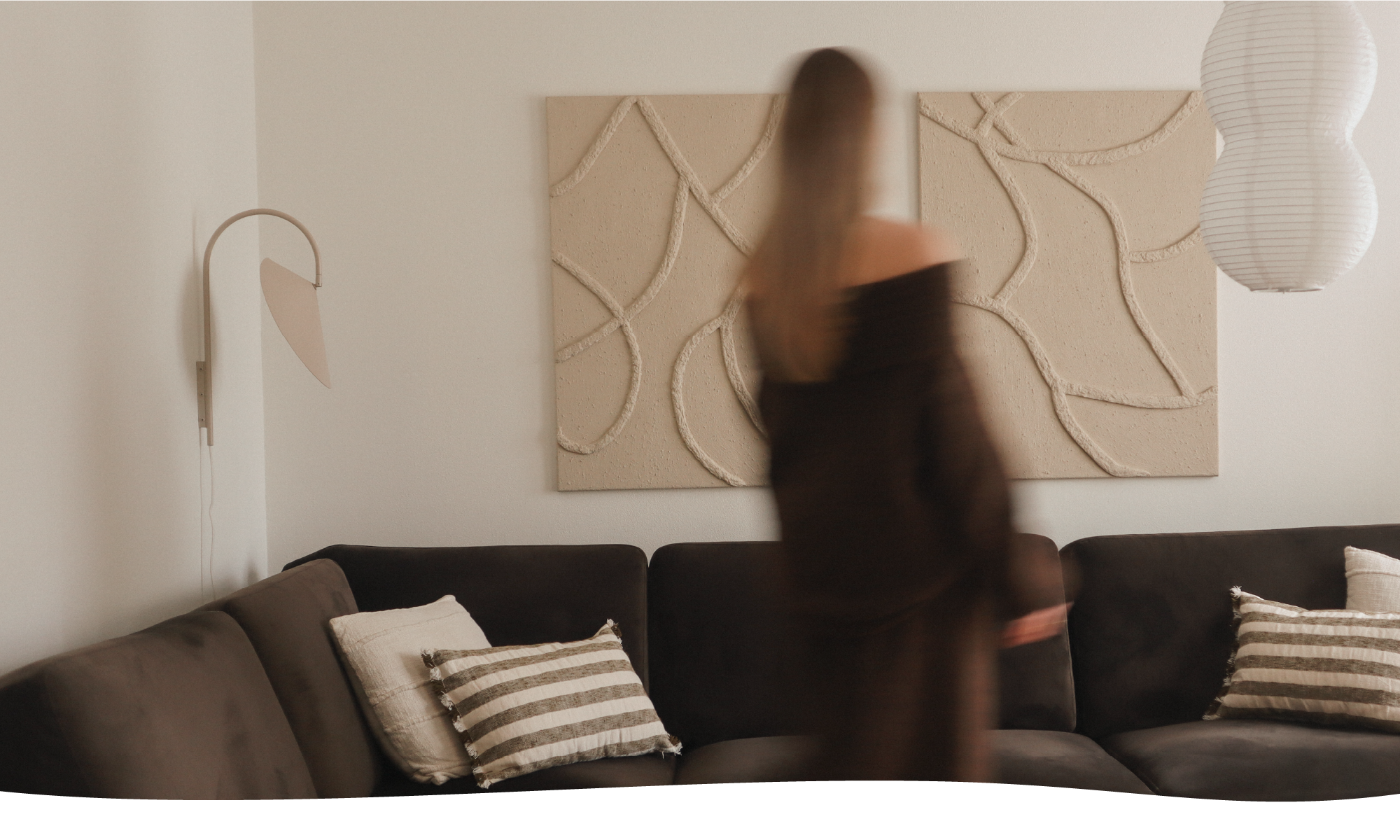 Origin Lines 3D wandkunst van Studio Lamain boven een bank in een rustig, neutraal interieur.