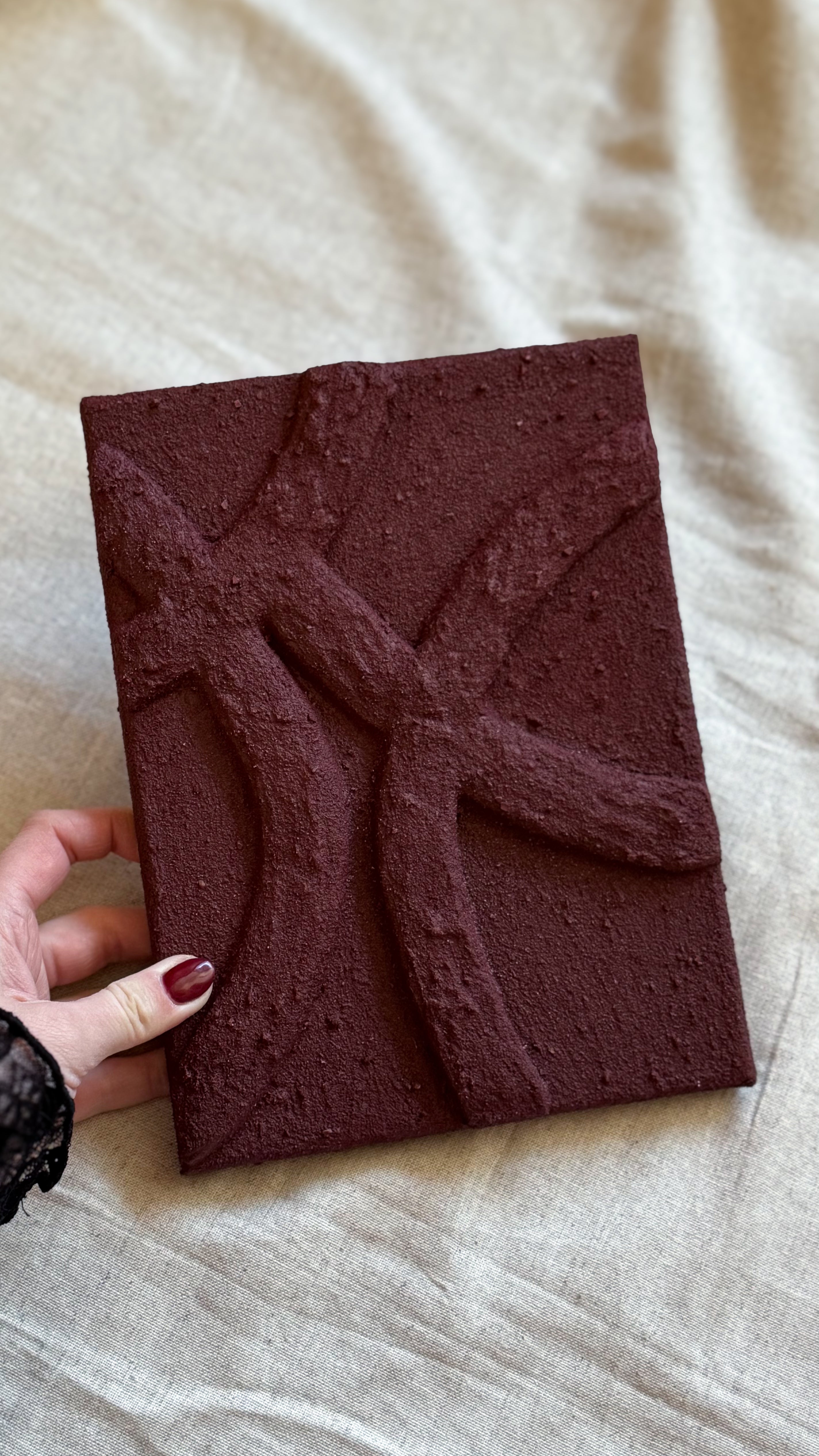 Handgemaakte 3D kunstwerken op canvas met lijnen van Studio Lamain – Originals kunst in bordeaux rood.