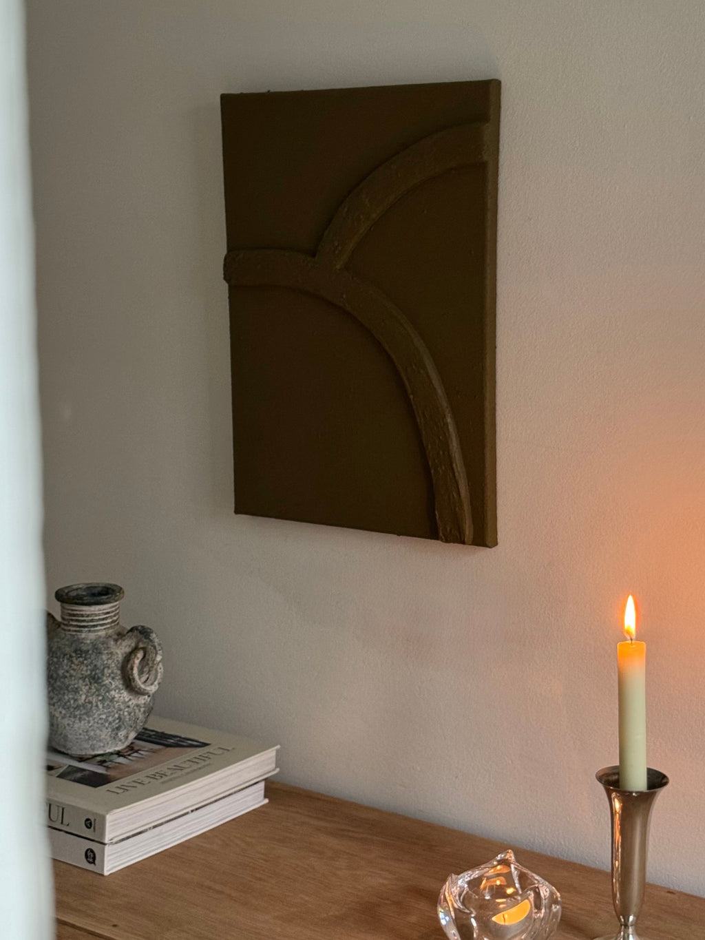Het olijf groene textuur kunstwerk Origin Lines III van Studio Lamain in een neutraal, kalm interieur aan de muur.