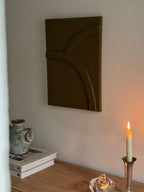 Het olijf groene textuur kunstwerk Origin Lines III van Studio Lamain in een neutraal, kalm interieur aan de muur.