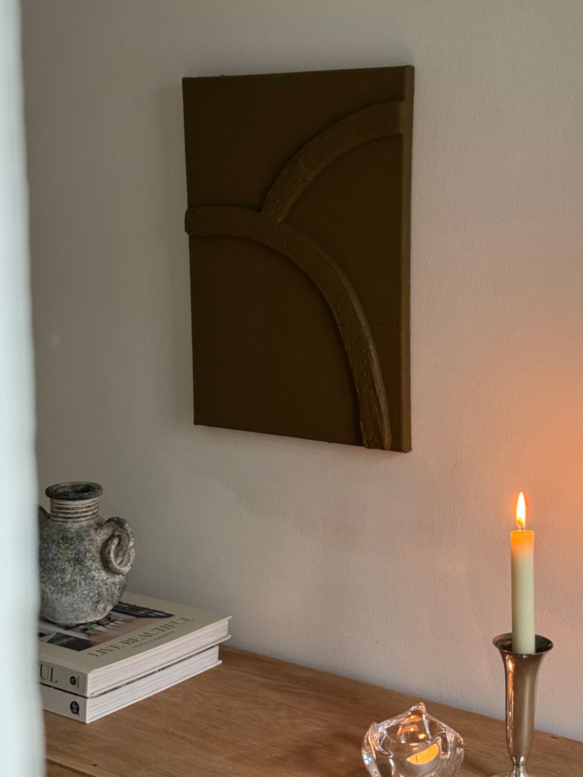 Het olijf groene textuur kunstwerk Origin Lines III van Studio Lamain in een neutraal, kalm interieur aan de muur.