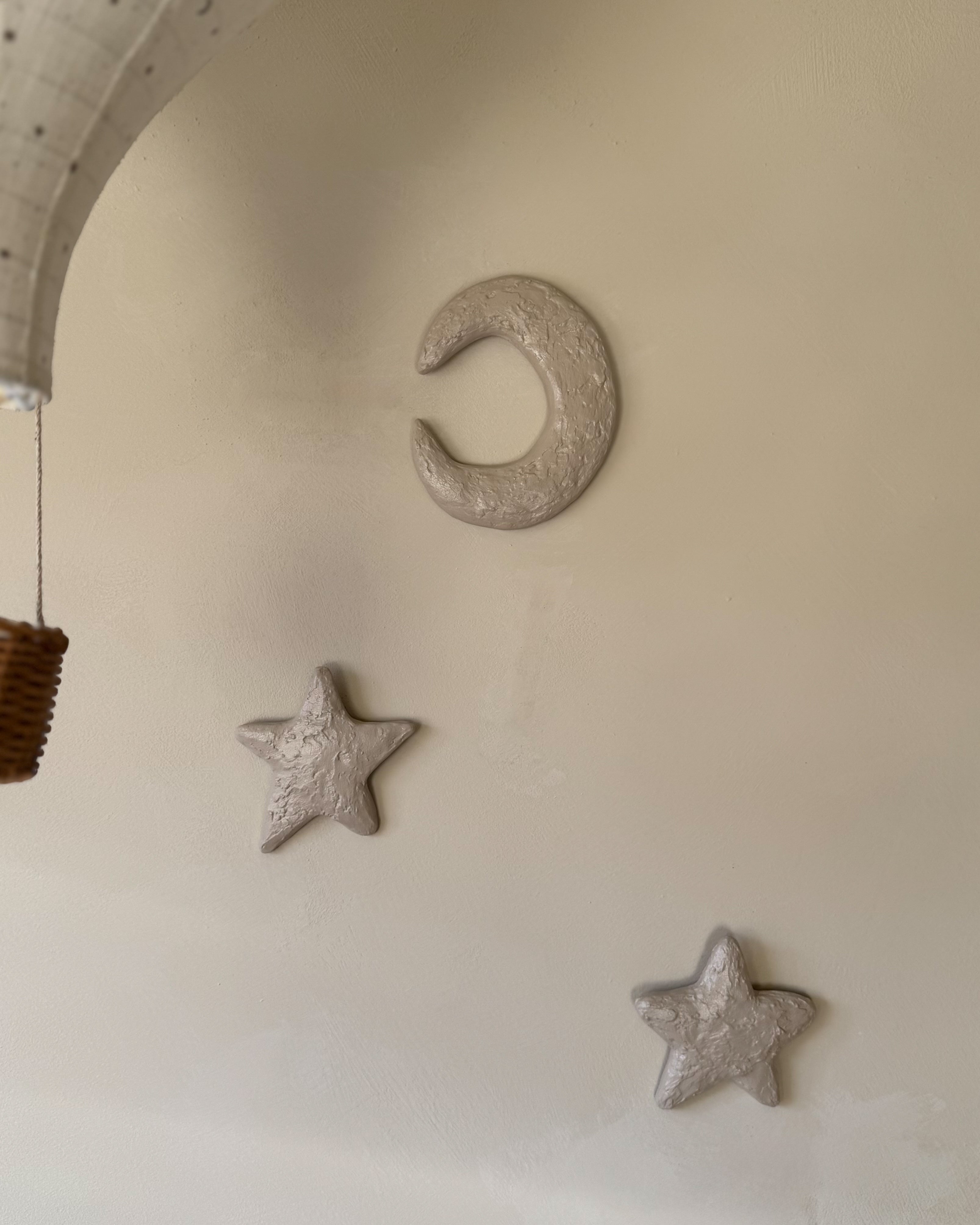 Maan en twee sterren van het To the Moon & Stars wandobject, 3d kunst met structuur tegen een muur op een kinderkamer.