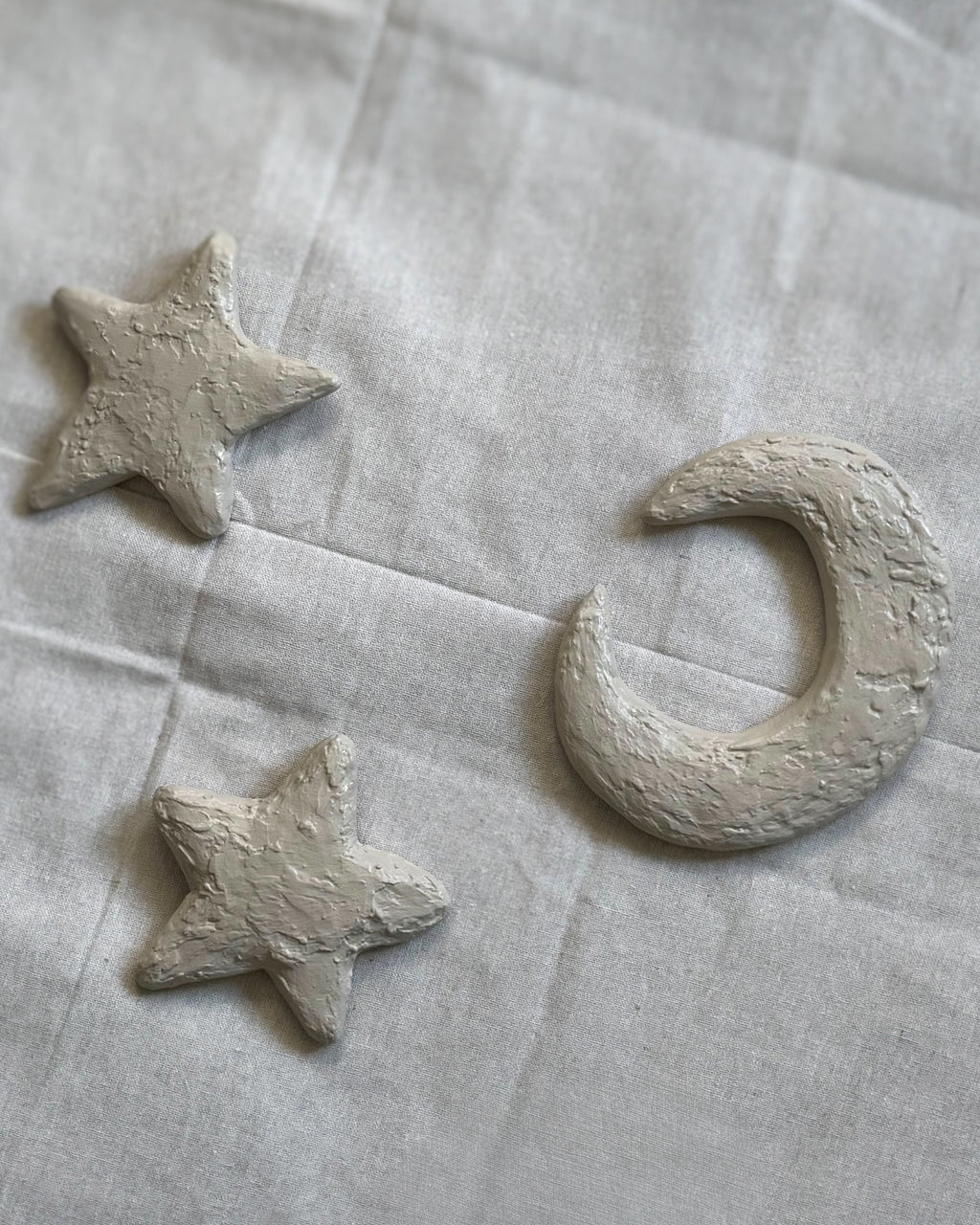 Maan en twee sterren van To the Moon & the Stars kinderkunstwerk van Studio Lamain in 3D met structuur op linnen doek. 
